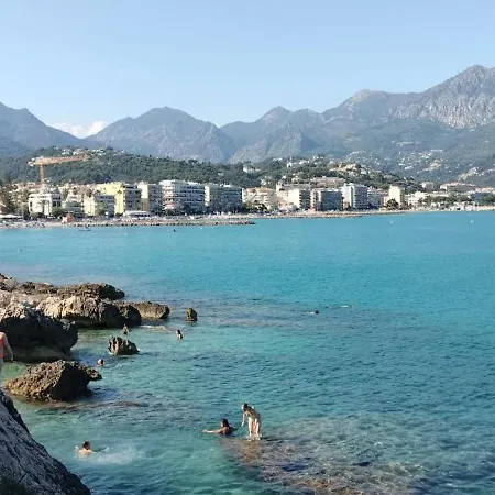 Calme Dans Avec Piscine Et Les Pieds Dans L'eau *
